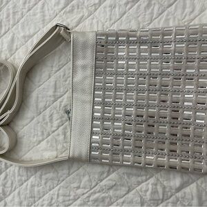 Absolutely stunning  vintage like shoulder bag.